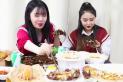 两位小姐姐吃炸酱面视频,两位小姐姐的美食分享时光