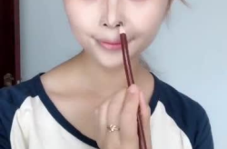 成熟小姐姐的妆容描写,优雅与自信的完美演绎