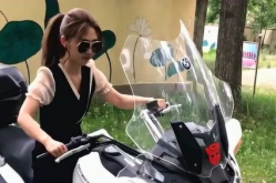 小姐姐买了一辆车英语,From Dream to Reality: The Story of a Young Lady's Car Purchase