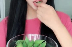玩吃东西的小姐姐,跟随小姐姐探索味蕾盛宴